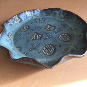 Keramik Servierplatte, blau, 24 cm breit.