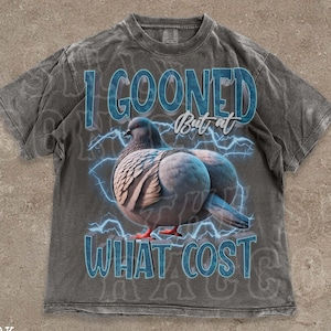 Könnte beinhalten: Dunkelgraues T-Shirt mit Used-Look, das eine große Grafik einer Taube mit blauen Blitzen und dem Text "I Gooned But at What Cost" zeigt. Das Shirt hat einen Rundhalsausschnitt und kurze Ärmel.