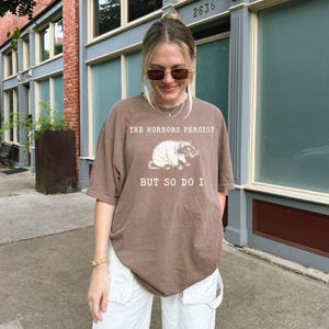 Camiseta "Los horrores persisten, pero yo también", divertida camiseta con meme de zarigüeya, regalo de humor negro para la ansiedad para mujeres y hombres. imagen 3