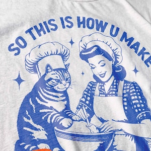 T-shirt drôle de chat, t-shirt de cuisson vintage, humour de cuisine rétro, chemise de pétrissage de chat, cadeau de maman de chat, tshirt de cuisine unisexe, cadeau rétro d'amant de chat