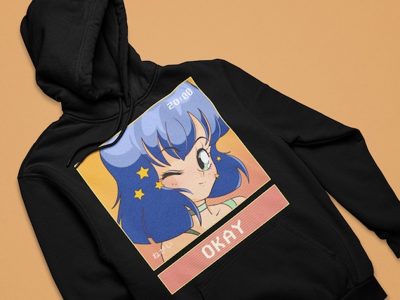 Chica anime en una sudadera con capucha