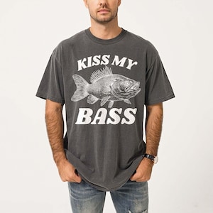 a man wearing a t - shirt that says kiss my bass