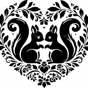 Op de afbeelding: Zwart-wit illustratie van twee eekhoorns die tegenover elkaar staan, omlijst door een hartvormig bloemmotief. De eekhoorns zijn in profiel afgebeeld, met pluizige staarten. Het ontwerp bevat de tekst "SVG".