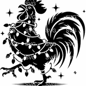 Puede incluir: Silueta en blanco y negro de un gallo decorado con luces navideñas y estrellas. El gallo se representa con el pico abierto. El diseño incluye el texto "SVG" en varios lugares.