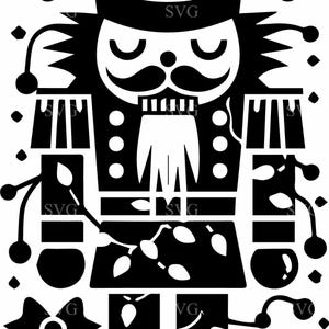 Op de afbeelding: Zwart-wit illustratie van een notenkraker. De notenkraker heeft een hoge hoed, een grote snor en een lange baard. Het is omgeven door decoratieve elementen, waaronder cadeaus en ornamenten, perfect voor knutselwerkjes met een feestthema.