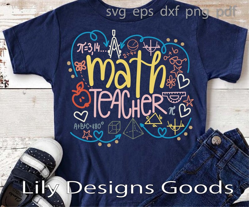 Pu&ograve; includere: Una t-shirt a maniche corte blu navy con una stampa grafica colorata che riporta il testo "math TEACHER" in giallo e rosa. Il design include simboli matematici, forme geometriche, cuori, stelle e una mela in arancione e azzurro.