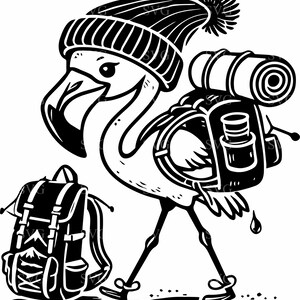 Op de afbeelding: Een zwart-witte illustratie van een flamingo die een zwart-witte gebreide muts en een rugzak draagt. De flamingo draagt een kleinere rugzak op zijn rug.