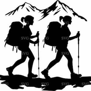 Puede incluir: Silueta de dos personas haciendo senderismo con mochilas y bastones de senderismo frente a una cordillera.