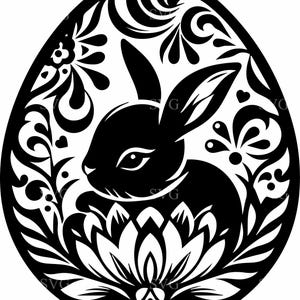 Puede incluir: Diseño de huevo de Pascua en blanco y negro con un conejo anidado en un arreglo floral. El conejo está de perfil, con orejas largas y un ojo detallado. La forma del huevo está llena de intrincados patrones florales recortados.