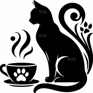 Op de afbeelding: Een zwart silhouet van een kat naast een kopje koffie. Op de beker staat een pootafdruk. Stoom stijgt op uit de beker. Een pootafdruk en decoratieve krullen bevinden zich achter de kat.