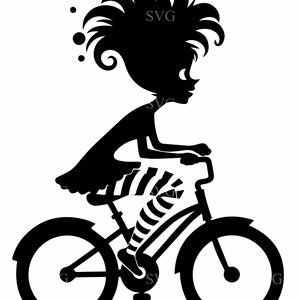 Puede incluir: Silueta negra de una persona montando en bicicleta. La persona lleva un vestido y medias a rayas. La bicicleta tiene ruedas grandes y un cuadro curvo. La imagen incluye el texto "SVG".