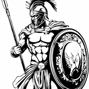 Może przedstawiać: Czarno-biała ilustracja spartańskiego wojownika. Wojownik ma na sobie hełm, trzyma włócznię i tarczę. Tarcza przedstawia emblemat dzika. Wojownik jest umięśniony i nosi pelerynę.
