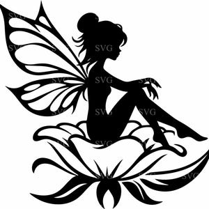 Fee SVG-4-Schnittdatei Auf Blume sitzend – Elegante geflügelte Fee-Silhouette mit Blumenmuster