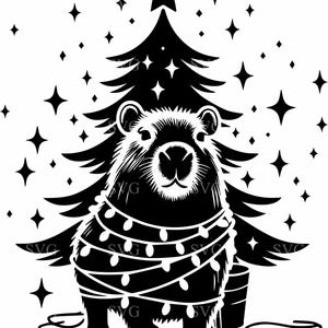 4 File di taglio SVG di Natale di Capibara 4 - Carino Capibara avvolto in luci natalizie con albero di Natale - Clipart di animali festivi
