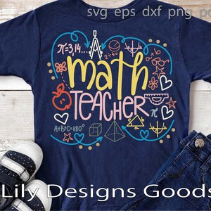 Pu&ograve; includere: Una t-shirt a maniche corte blu navy con una stampa grafica colorata che riporta il testo "math TEACHER" in giallo e rosa. Il design include simboli matematici, forme geometriche, cuori, stelle e una mela in arancione e azzurro.