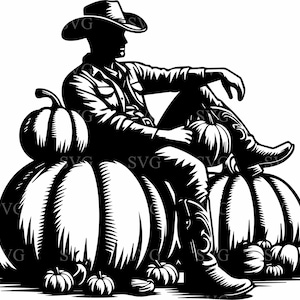 Op de afbeelding: Zwart-wit silhouet van een cowboy die op pompoenen zit. De cowboy draagt een hoed, overhemd en laarzen. Verschillende pompoenen van verschillende groottes zijn rond de cowboy gerangschikt, wat een herfst oogst thema creëert.