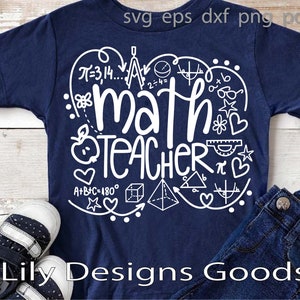 Pu&ograve; includere: Una t-shirt blu navy a maniche corte con testo grafico bianco che recita "math TEACHER" circondato da vari simboli matematici, forme geometriche, cuori e fiori. Il design include equazioni come pi=3,14 e A+B+C=180 gradi.
