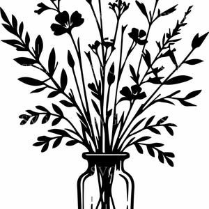 Op de afbeelding: Een zwart-wit silhouet van een boeket wilde bloemen in een glazen vaas.