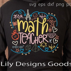 Pu&ograve; includere: Una felpa nera con cappuccio che presenta una grafica colorata sul retro con il testo "math TEACHER" in giallo e rosa. Il design include simboli matematici, forme geometriche, una mela, cuori e stelle in contorni blu, gialli e rosa.