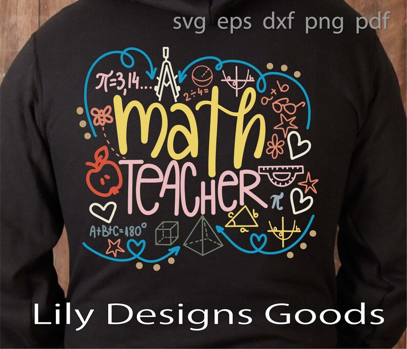 Pu&ograve; includere: Una felpa nera con cappuccio che presenta una grafica colorata sul retro con il testo "math TEACHER" in giallo e rosa. Il design include simboli matematici, forme geometriche, una mela, cuori e stelle in contorni blu, gialli e rosa.