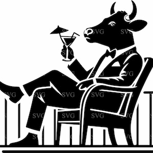 Può includere: Illustrazione in bianco e nero di un toro in smoking, rilassato su una sedia e con in mano un cocktail con un ombrellino. Il toro indossa un papillon e una giacca. L'immagine ha un design minimalista.