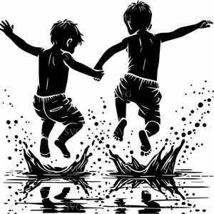 Puede incluir: Dos niños en silueta saltan en un charco de agua, salpicando y divirtiéndose. La imagen está en blanco y negro.