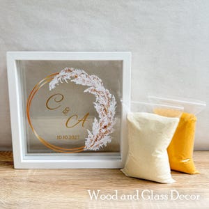 Könnte beinhalten: Ein Set aus drei Keramikbechern mit gesprenkelter, matter Oberfläche. Die Becher sind in den Farbtönen Creme, Hellgrau und Dunkelgrau gehalten. Jeder Becher hat ein schlichtes, minimalistisches Design, perfekt für Kaffee oder Tee.