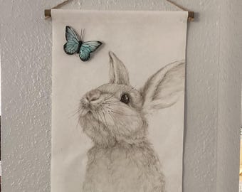 Conejito de Pascua para colgar en la pared con lienzo de mariposa