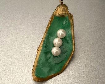 Adorno colgante de concha de ostra con perlas y vaina de guisante con cadena de bolas