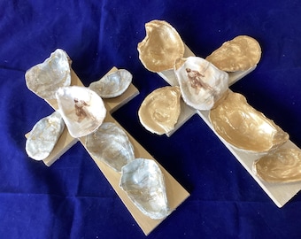 Arte de pared con cruz de Jesús hecha con concha de ostra