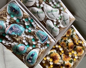 Anillos para servilletas de concha de ostra hechos a mano a partir de un juego de 6 libélulas con girasoles náuticos.