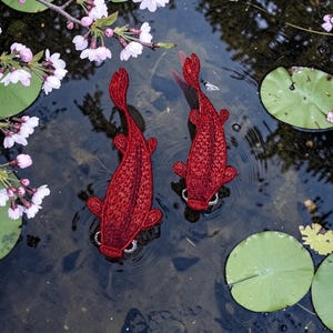 Broderad Koi-fisklapp: Japansk lotusbladsapplikation