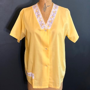 1960s Embroidered Button Down Top / 60s Vintage Yellow Blouse / Floral Short Sleeve Shirt / Retro Button Down Tops / Unisex / Size 38