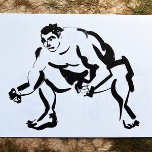 以下が含まれることがあります： しゃがんだ状態の相撲取りの白黒の墨絵です。