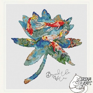 Könnte beinhalten: Ein Kreuzstichmuster mit einem stilisierten blauen und grünen Lotosblatt, um das bunte Fische schwimmen. Der Text "Beyond the Water" ist in Kursivschrift unter dem Blatt geschrieben.