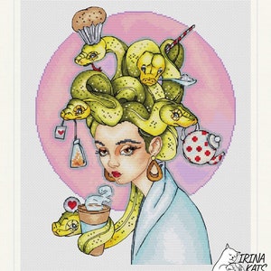 Könnte beinhalten: Kreuzstich-Kunst einer Frau mit Schlangen als Haare, geschmückt mit einem Cupcake, einem Teeservice und einem Teebeutel. Sie hält eine Kaffeetasse mit einer Schlange darum. Der Hintergrund ist ein rosa Kreis.