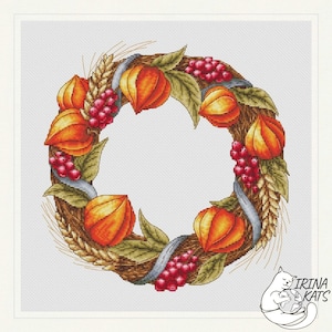 Könnte beinhalten: Ein Herbstkranz mit orangefarbenen Papierlaternen, roten Beeren, Weizenähren und braunen Zweigen.