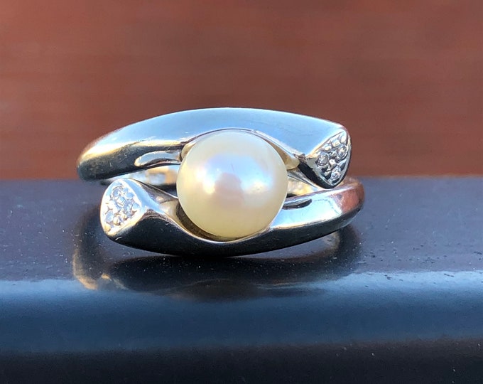 Modern Pearl Ring