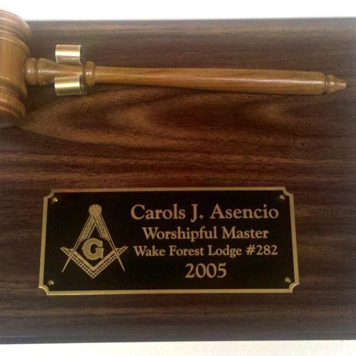 Mazo y placa masónicos personalizados de 9 x 12 pulgadas con acabado en nogal.