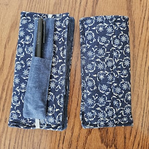 Funda para chequera con estampado floral azul marino, funda de tela resistente para chequera, estuche para gafas y soporte para marcapáginas de Quiltinglikegrandma2.