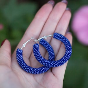 Perlen ohrringe für frauen, Dunkelblaue ohrringe, perlen häkeln creolen, kleine creolen, rocailles perlen reifen, königsblau ohrringe geschenkidee
