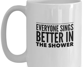 Todo el mundo canta mejor en la ducha divertida taza para el mal cantante papá, mamá, hermana, hermano