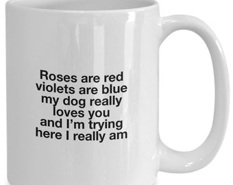 Las rosas son violetas rojas son azules mi perro realmente te ama snarky taza divertida