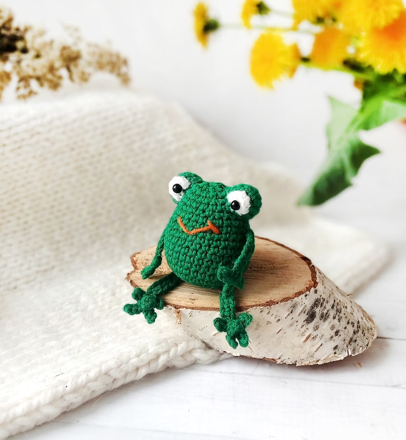 Принц лягушка амигуруми. Амигуруми лягушка жаба. Брелок лягушка крючком. Вязаная лягушка брелок. Брелок вязаный лягушонок.