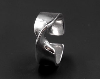 Sterling silver ring in twisted shape.