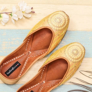 Chaussures De Mariée Dorées, Jutti Punjabi Doré, Chaussures De Mariage Pour Femme, Chaussures De Broderie, Chaussures De Soirée Ethniques Indiennes, Mojaris Pour Femmes, Khussa Pour Femmes