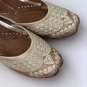 Chaussures de soirée brodées en or, jutti or pour femmes, jutti or pour femmes, chaussures ethniques indiennes, mojaris pour femmes, khussa pour femmes, chaussures avec perles