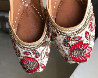 White Wedding Shoes for Bride, Bridesmaid Shoes, White Bridal Footwear, White Punjabi Jutti, Mojari , Ethnic Indian Shoe, Women Khussa Shoes