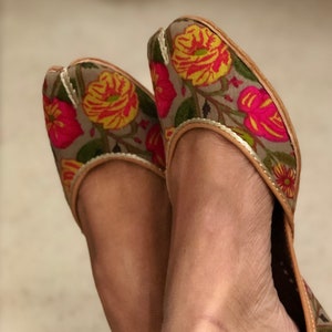 US6 Grey and Pink Floral Printed Shoes, Women Jutti, Punjabi Jutti, Indian Ethnic Shoes, Women Mojaris, Women Khussa, Shoes with Woven Fab