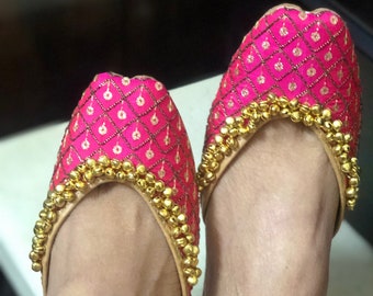 Pink Bridal Shoes, Trending Shoes, Indian Shoes Flip Flop, Pink Ballet Shoes, Embroidered Wedding Shoes, Punjabi Juttis, Khussa Shoes